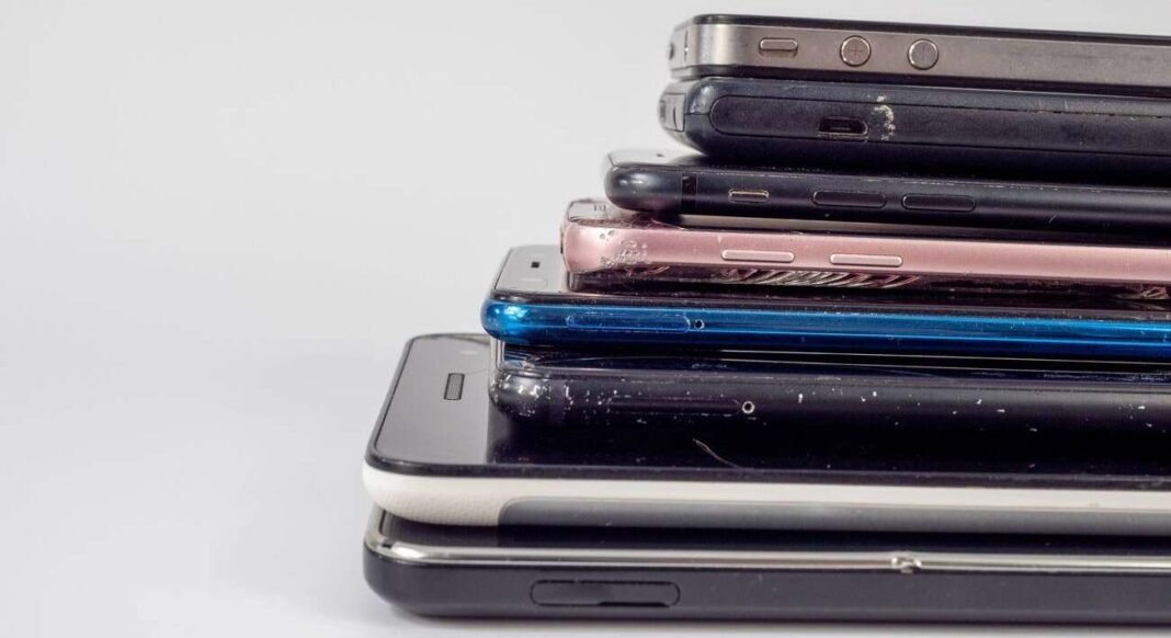 Si tienes móviles viejos en casa esto es lo que tienes que hacer con ellos antes de que se vuelvan un problema