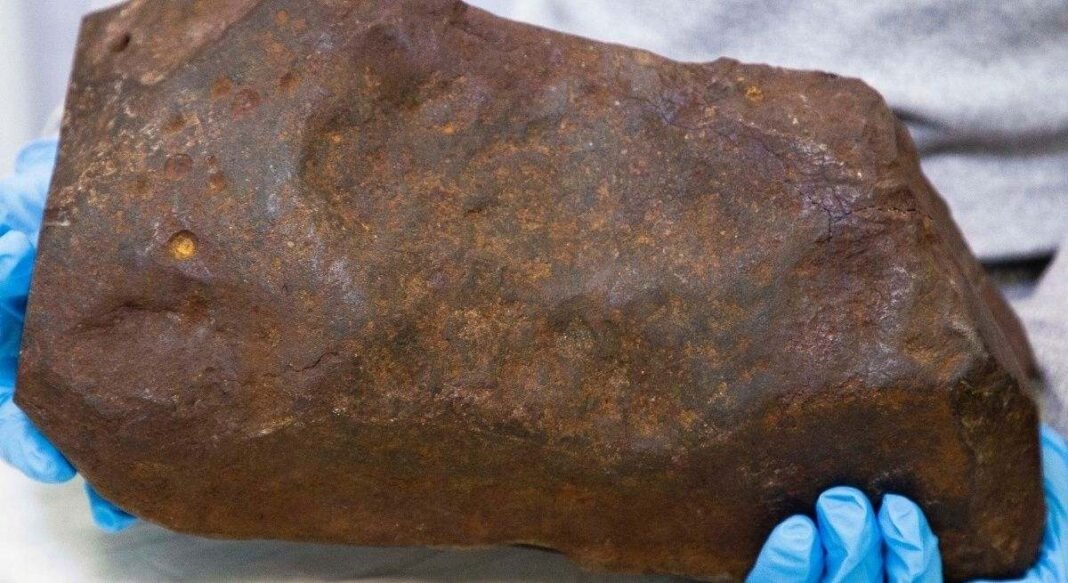 Un hombre guarda una roca durante años con la esperanza de que sea oro: resultó ser mucho más valiosa