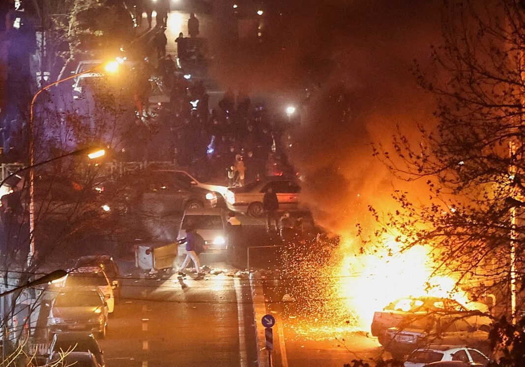 Irán y Estados Unidos se debaten entre la guerra y el diálogo en medio de las protestas