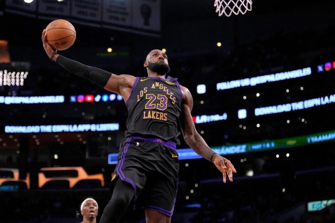 LeBron roza triple-doble histórico y desafía su edad con gran actuación para los Lakers