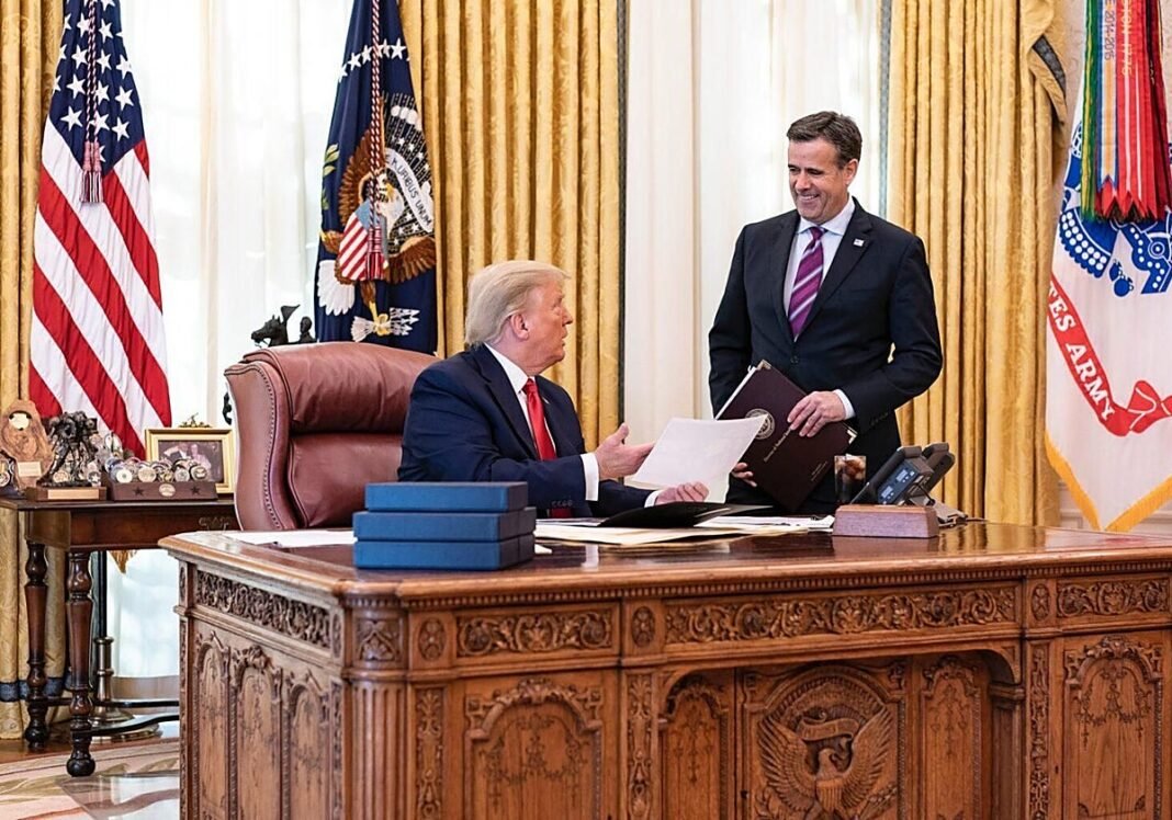 Trump envió al jefe de la CIA a hablar con la presidenta de Venezuela el mismo día que recibía a la opositora María Corina Machado