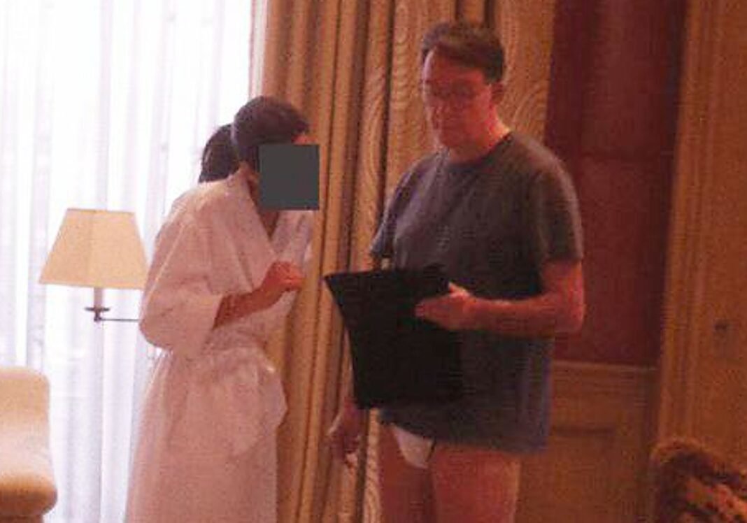 El exembajador británico en EE.UU. renuncia al Partido Laborista tras publicarse una foto suya en calzoncillos en los papeles de Epstein