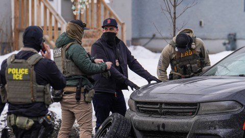 Análisis Profundo: La Escalada Incesante de Detenciones y Deportaciones por ICE