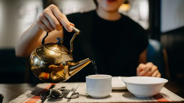 Agua Tibia Un Analisis Critico de sus Beneficios segun la Medicina Tradicional China y la Ciencia Moderna