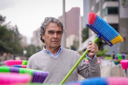 Sergio Fajardo y el resurgimiento del discurso anticorrupcion La escoba como simbolo en Colombia