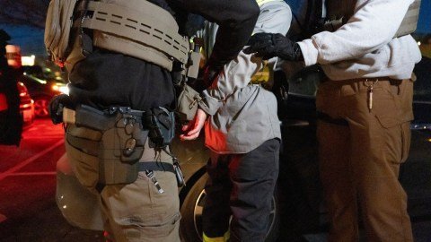 Escala la Tensión Migratoria: Ciudadanos de EE.UU. Demandan al Gobierno por Presuntos Abusos en Redadas