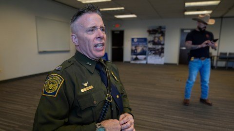 El Mensaje Controversial del Excomandante Bovino Recrudece el ‘Debate Migratorio’ en EE.UU.