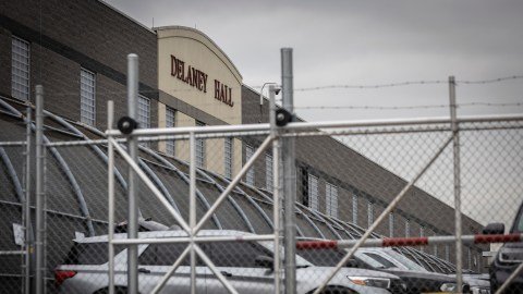 Crisis Humanitaria en Centros de Detención de ICE: Denuncias de Abusos y Negligencia en Newark