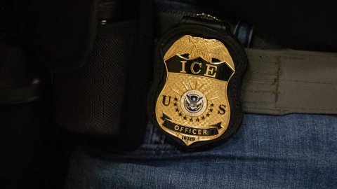 Conflicto Federal-Estatal: La Disputa por las ‘Placas Encubiertas’ del ICE