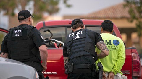 Crisis Humanitaria: Fiscal de California Denuncia Condiciones ‘Inhumanas’ en Centros de Detención del ICE