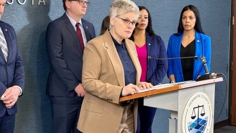 Minnesota Acusa a Agente de ICE Un Precedente Crucial en la Rendicion de Cuentas Federal