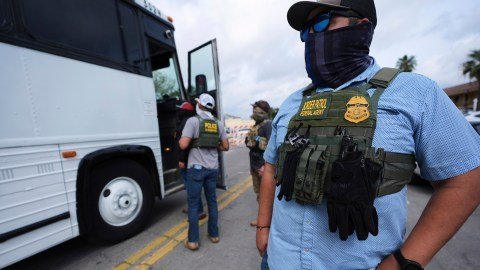 Análisis Crítico: Un Año sin ‘Liberaciones Migratorias’ en la Frontera Estadounidense