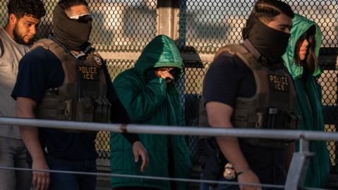Crisis Humanitaria en Centros de Detención de ICE: Suicidios y Huelgas de Hambre Exponen un Deterioro Sistémico
