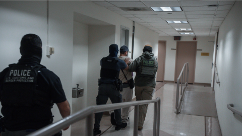 ICE Desafia Fallo Judicial La Controversial Detencion en Tribunales Migratorios de EE UU
