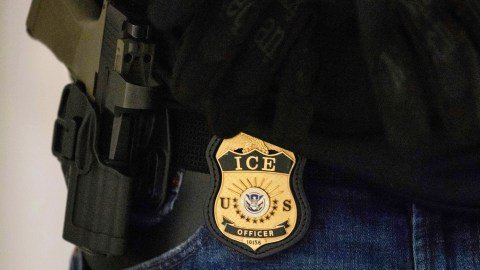 Spokane: Revelación de Mensajes Ofensivos de Agente de ICE Sacude Juicio Federal