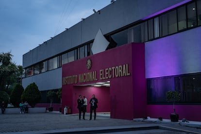La Paradoja de la Democracia en América Latina: Apoyo Popular vs. Erosión Institucional