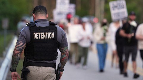 Deterioro Extremo: Centros de ICE en California bajo Escrutinio por Violaciones de Derechos Humanos