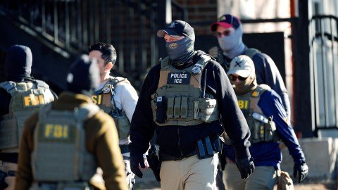 Ordenan arresto de agente de ICE por disparar a venezolano en Minnesota: un análisis crítico de la actuación federal