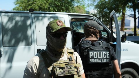 Inquietud Comunitaria en Alamo Heights: ‘Operativos de ICE’ Generan Temor en Vísperas de Graduaciones