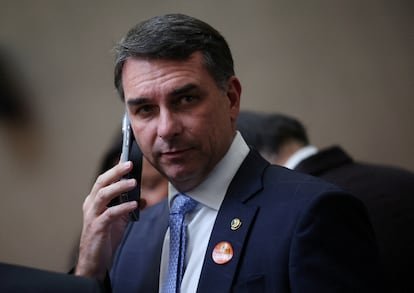 El ‘Caso Máster’ y el Audio que Vincula a Flávio Bolsonaro con un Banquero Fraudulento en Brasil