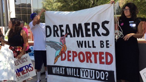 El Calvario de los ‘Dreamers’: A Catorce Años de DACA, la Persecución Recrudece y la Incertidumbre Crece