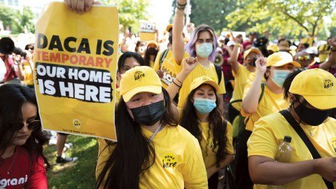 Demanda Federal Expone Los Retrasos en DACA Amenazando el Futuro de Miles de Jóvenes Migrantes