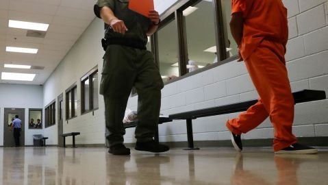 Deportación de Líder de Huelga de Hambre en Adelanto: Cuestionamientos a la Transparencia y Derechos Migratorios