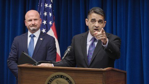 Cargos Federales sin Precedentes Contra Activistas por Obstruir Operativos Migratorios del ICE