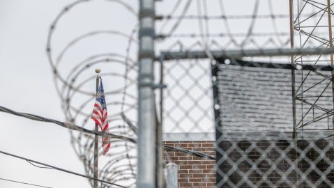 El Legado Inmobiliario de Trump ICE Evalua la Venta Estrategica de Megacentros y Aeronaves