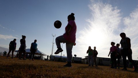ICE y HHS Bajo Escrutinio por Presuntas Tácticas de Intimidación contra Defensores de ‘Niños Migrantes’