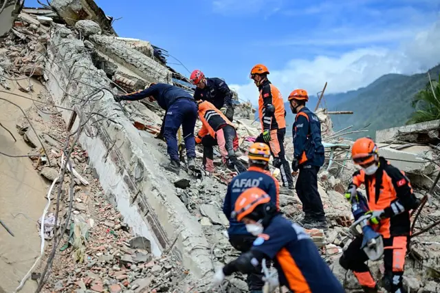 Innovacion en Rescate Drones Perros y Sensores en la Busqueda de Sobrevivientes del Terremoto en Venezuela