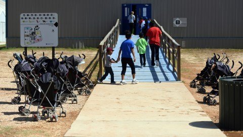 Legisladores Democratas Instan al Cierre del Centro de Detencion Familiar de Dilley en Texas