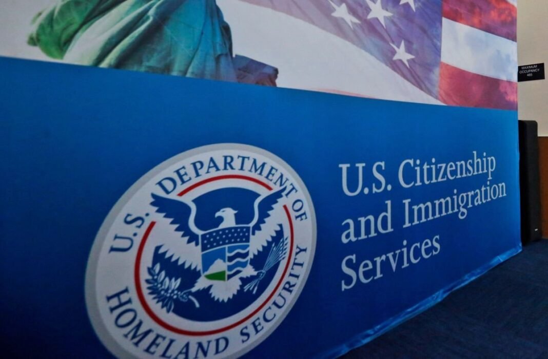 Impacto del Restablecimiento de Criterios de ‘Carga Pública’ en la Elegibilidad para la Green Card en EE. UU.