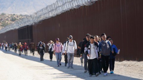La Encrucijada Migratoria de EEUU en su 250 Aniversario Declive Historico y Tension Social