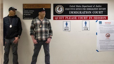 Peligro Inminente Deportacion Masiva Acecha a Inmigrantes en Audiencias Expeditas