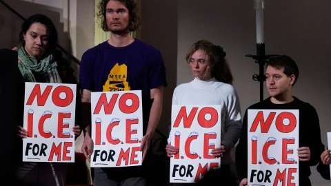 Muertes de Inmigrantes bajo Custodia de ICE: La Lenta Búsqueda de Justicia Internacional