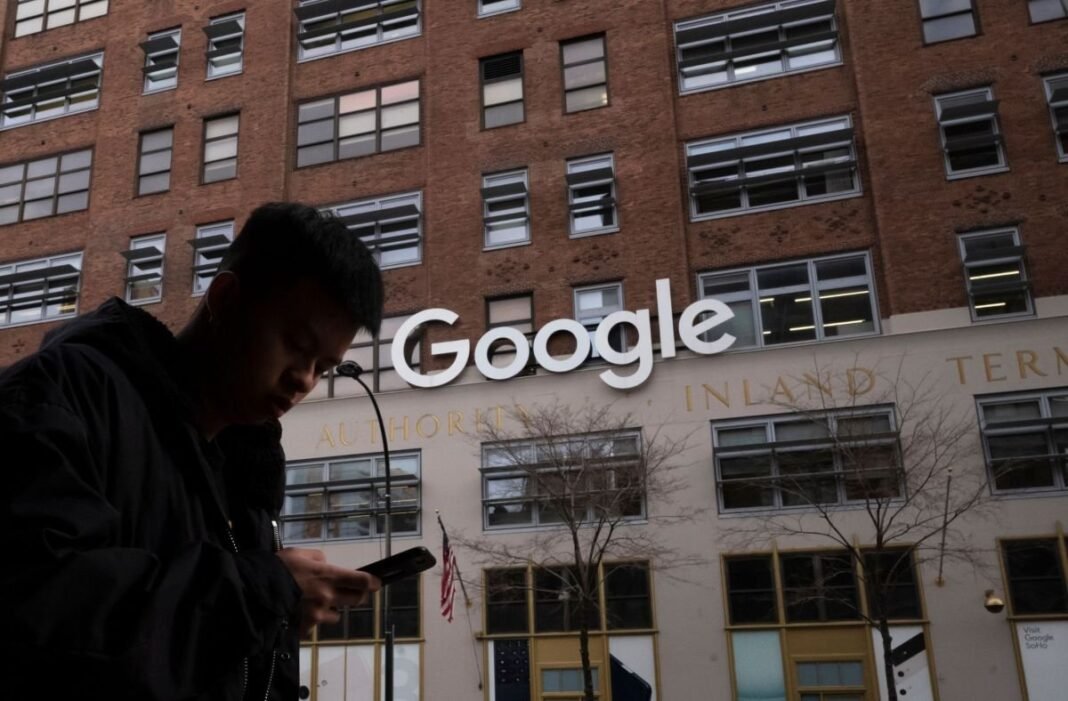 Google Elimina Testimonios Críticos: El Debate sobre la Moderación en Centros de Detención de Inmigrantes