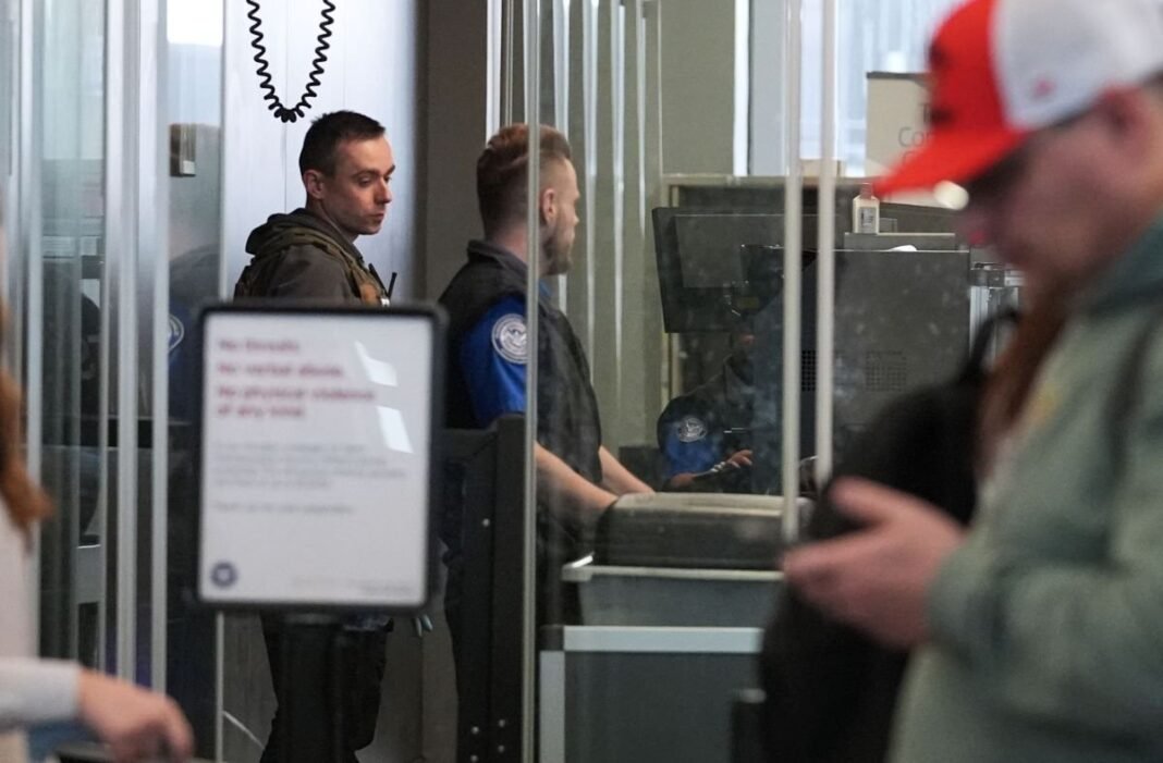 Escalamiento de la Vigilancia Migratoria en Aeropuertos de EE. UU.: La Estrategia Conjunta de ICE y TSA