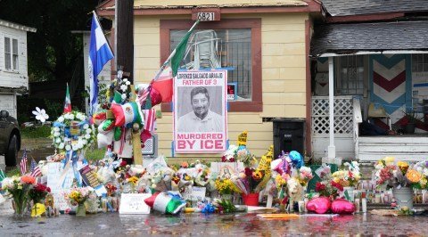 Justicia Suspende Deportación de Testigo Clave en Incidente Fatídico de ICE en Houston