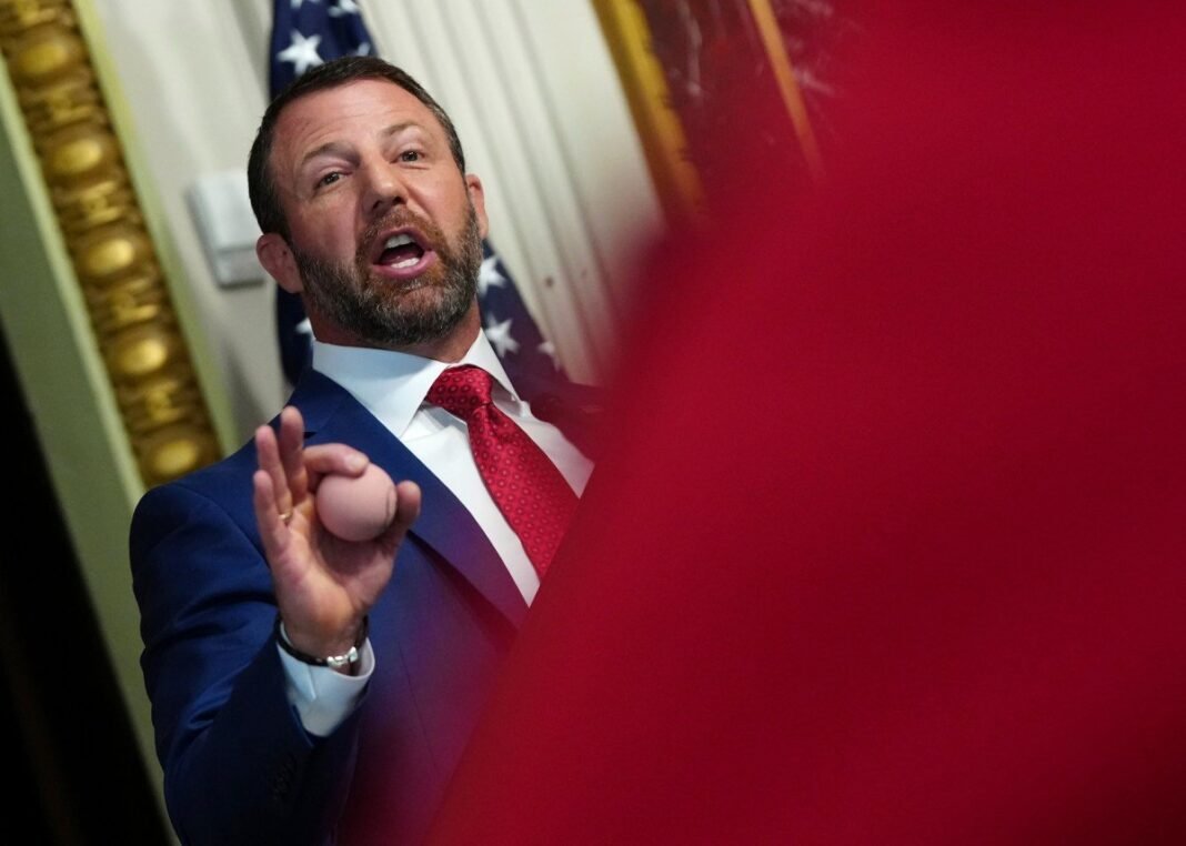 Escándalo Migratorio: Crecen Demandas de ‘Impeachment’ contra el Secretario Mullin por Muertes Bajo Custodia del DHS