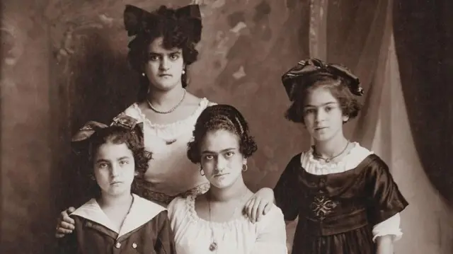 Las Hermanas Kahlo Un Analisis Profundo del Pilar Silente en la Vida de Frida