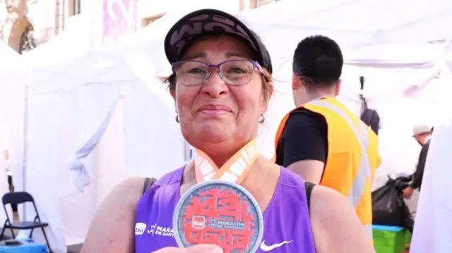 Resiliencia en la Pista: Elisabeth Osorio, 64 Años, Cautiva con su ‘Maratón de Vida’