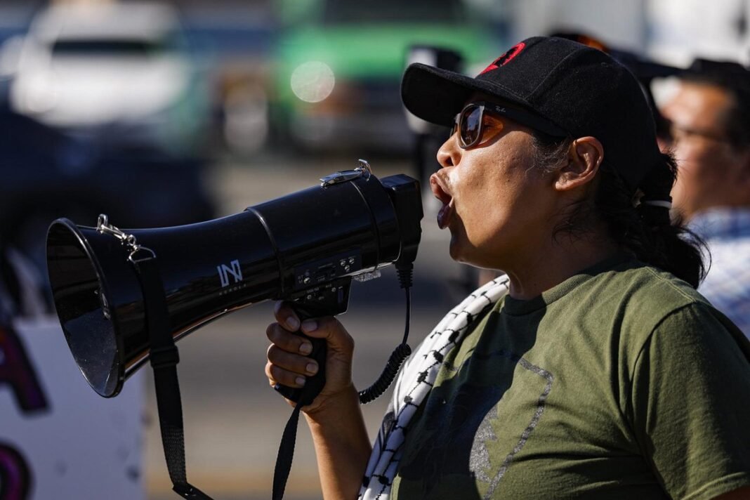 Protesta en Los Ángeles: Ataúdes simbólicos exigen ‘justicia’ por muertes de inmigrantes bajo custodia de ICE