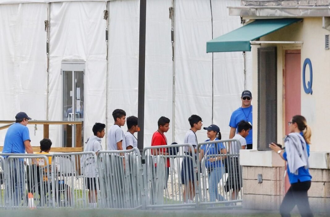 Crisis Humanitaria Inminente: Miles de ‘Niños Inmigrantes’ sin Defensa Legal en EE.UU.