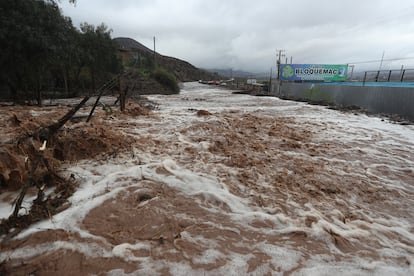 Chile Enfrenta Catástrofe por Sistema Frontal: Impacto Climático y Respuesta Nacional