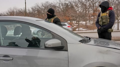 Trump Desafía Críticas y Reanuda Arrestos en Carretera de ICE: Implicaciones Globales de su Política Migratoria