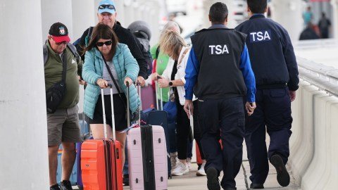 Escalada de ‘Operativos Migratorios’ en Aeropuertos de EE. UU.: El Legado de la Administración Trump