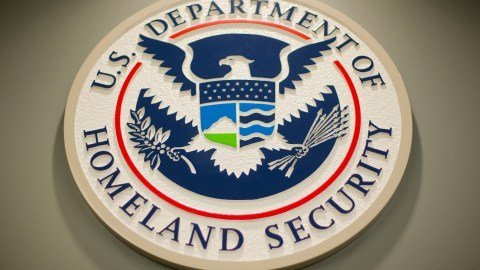 USCIS Reestablece Criterios Amplios para la ‘Carga Pública’: Un Análisis del Impacto Migratorio