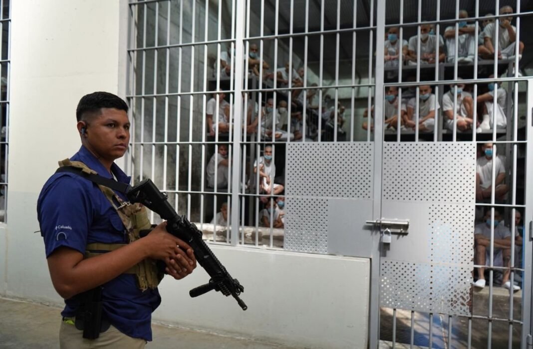 Demanda histórica: Venezuelans acusan a ‘contratistas ICE’ de tortura en prisión salvadoreña