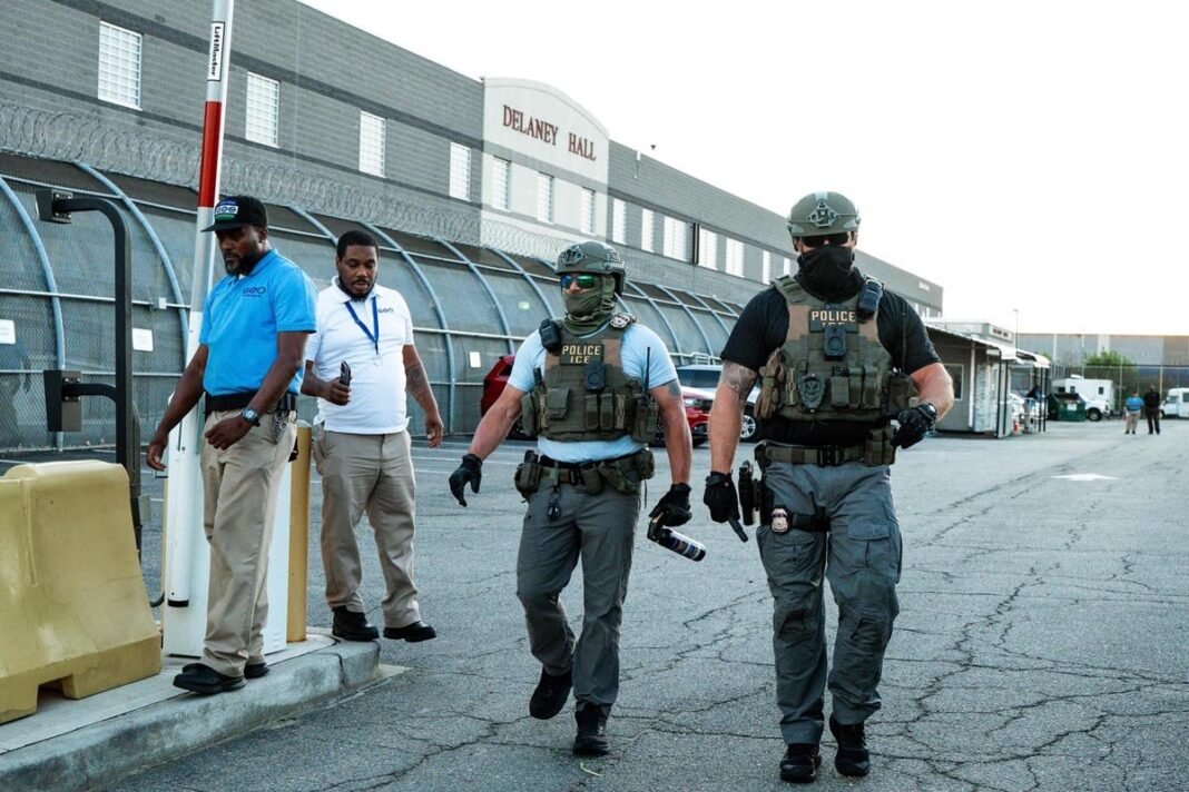 Controversia: ICE Evalúa ‘Guantes de Descarga’ Eléctrica para Operativos Migratorios
